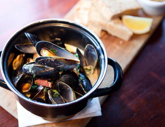A main meal, mussels with bread