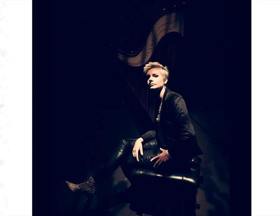 Catrin Finch harpist